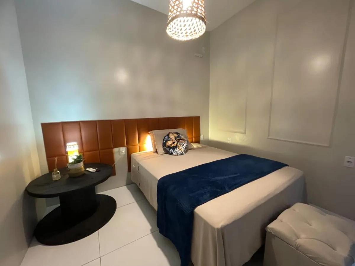 Quarto Duplo Casal com cama e mesa de trabalho