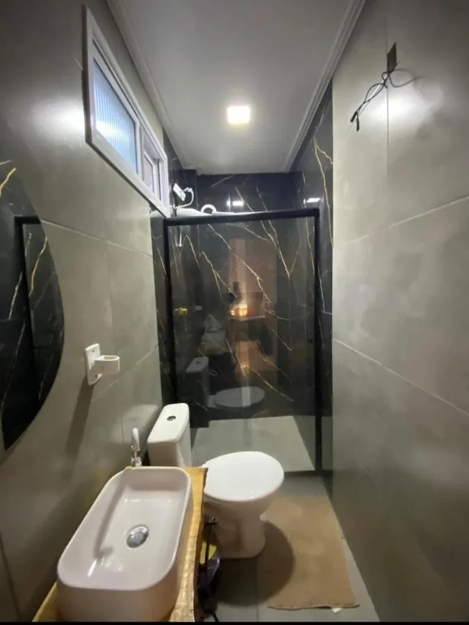 Banheiro com chuveiro quente higienizado