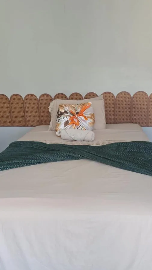 Cama confortável com travesseiros macios