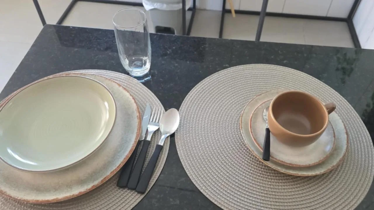 Mesa de refeições posta para dois