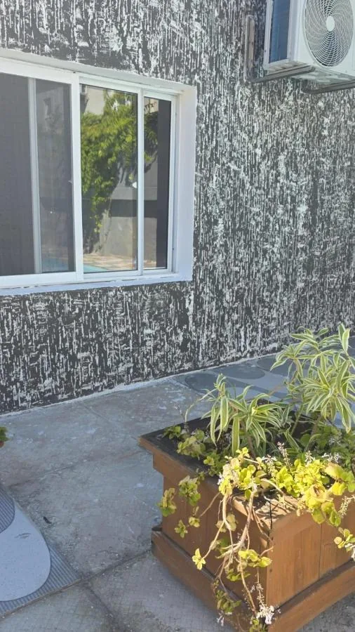 Fachada privativa do Studio com jardim e plantas