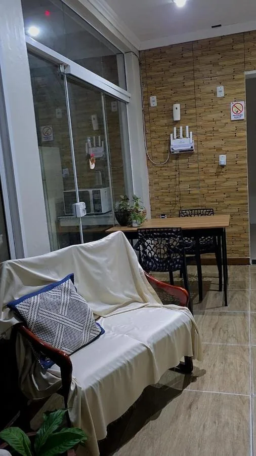 Quarto com cama de casal e bancada de apoio
