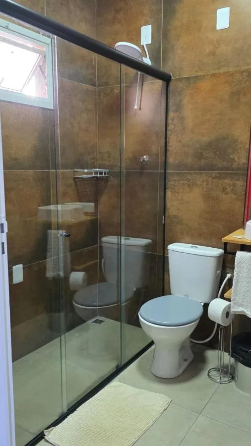 Banheiro privativo completo com box de vidro