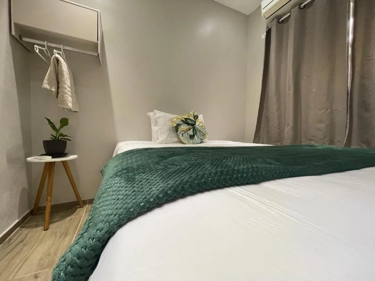 Cama queen ampla com manta verde