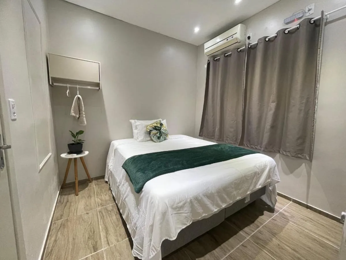 Quarto bem iluminado com janela e cortina