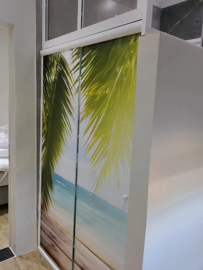 Porta de vidro com vista para a área externa